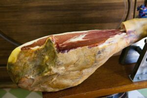 Jamón GRAN RESERVA | 16 Monate gereift | ca 8kg | ganze Keule mit Huf aus Spanien – Bild 5